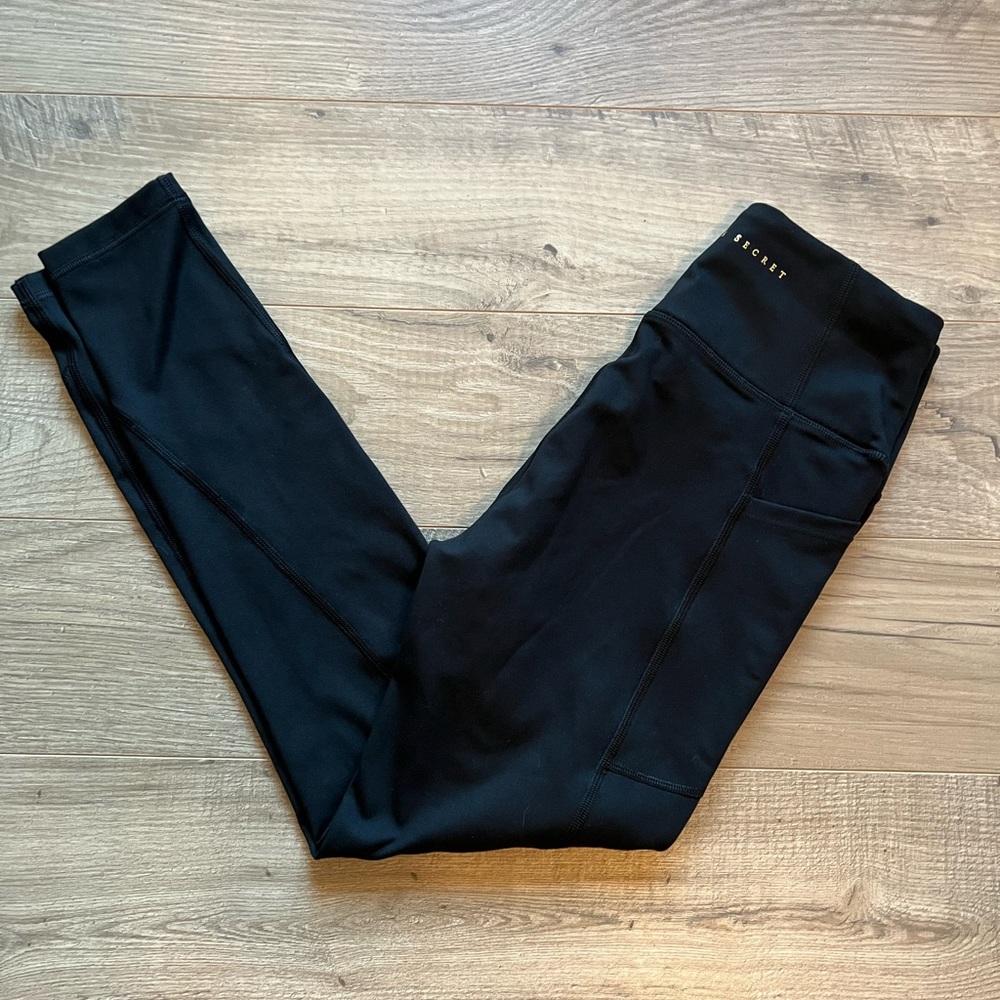 🎉NWT🎉 Victoria’s Secret Studio 7/8 Legging Size 4